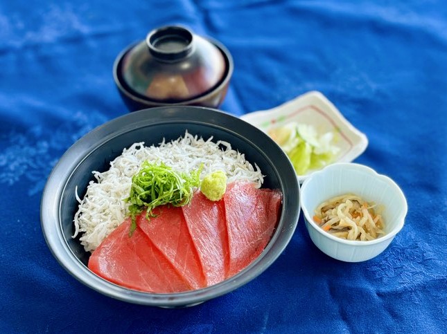 マグロとしらすの二色丼